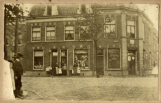 601323 Gezicht op de voorgevels van de panden Damstraat 76 (links), Damstraat 78 (manufacturenmagazijn Gezusters ...